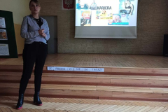 Kobieta stoi, w tle napis kariera, ze stresem ci nie do twarzy