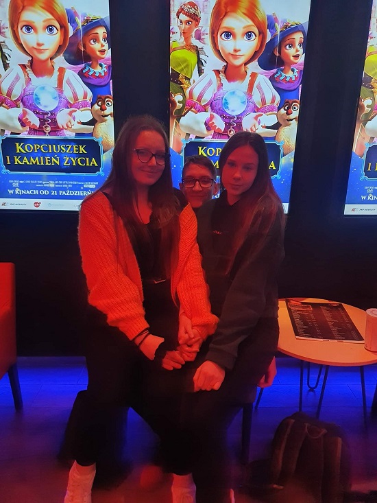Uczennice siedzą w tle plakat z napisem "Kopciuszek i kamień życia"